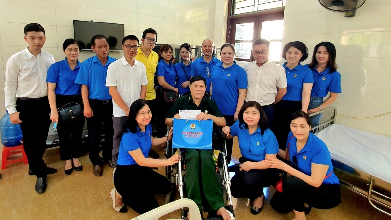 Công đoàn quận Hoàng Mai tặng quà tri ân tại Trung tâm điều dưỡng thương binh Duy Tiên. (Ảnh: NC)