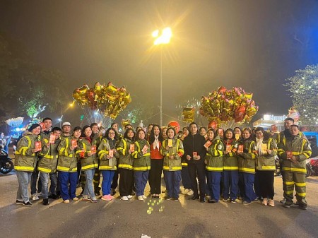 Công đoàn ngành Xây dựng Hà Nội tặng quà công nhân làm việc trong đêm 30 Tết