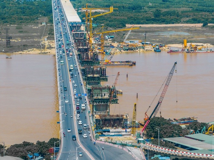 Dự án xây dựng cầu Vĩnh Tuy giai đoạn 2 với tổng vốn đầu tư là 2.560 tỷ đồng, được khởi công từ tháng 1/2021 và  dự kiến hoàn thiện và thông xe vào dịp 2/9/2023. Theo quy hoạch, cầu Vĩnh Tuy rộng 38m, dài 5,8 km. Trong đó phần cầu chính vượt sông dài 3,7km, đường dẫn hai đầu 1,68km. Dự án sau khi hoàn thành sẽ tăng cường khả năng lưu thông giữa hai bên bờ sông Hồng, đáp ứng nhu cầu vận tải ngày một tăng nhanh giữa trung tâm Thủ đô với khu vực phía Bắc và Đông Bắc Hà Nội