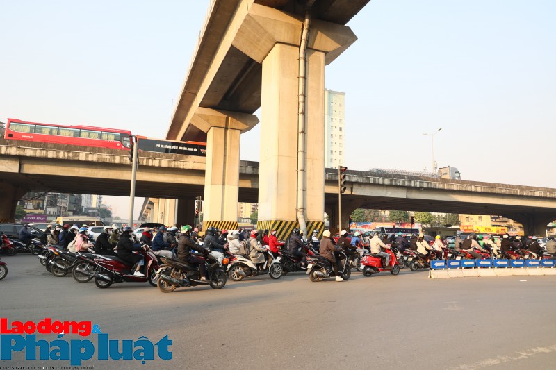 Giao thông tại Hà Nội nhộn nhịp sau kỳ nghỉ Tết Quý Mão