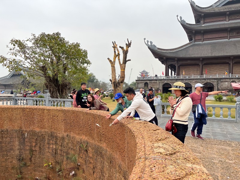 Giếng nước ở chùa Tam Chúc Giếng nước ở chùa Tam Chúc
