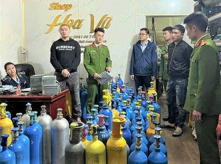 Hà Nội: Phát hiện gần 200 bình "khí cười" trong ngôi nhà 2 tầng với "vỏ bọc" cửa hàng thời trang
