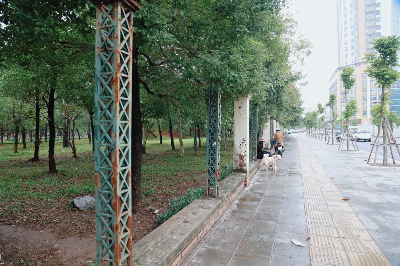 Cận cảnh Công viên Cầu Giấy khi tháo rào sắt phục vụ người dân Cận cảnh Công viên Cầu Giấy khi tháo rào sắt phục vụ người dân