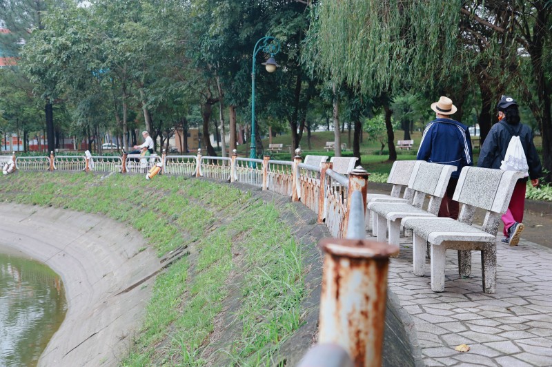 Cận cảnh Công viên Cầu Giấy khi tháo rào sắt phục vụ người dân
