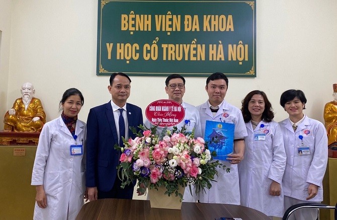 Công đoàn ngành Y tế Hà Nội thăm các đơn vị y tế nhân Ngày Thầy thuốc Việt Nam