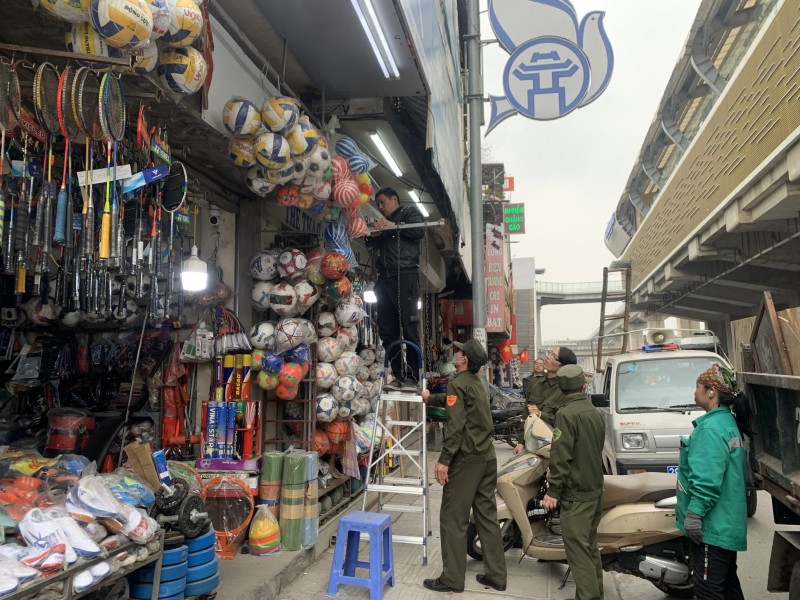 Quận Thanh Xuân: Xử lý nghiêm các vi phạm lấn chiếm hè phố, lòng đường
