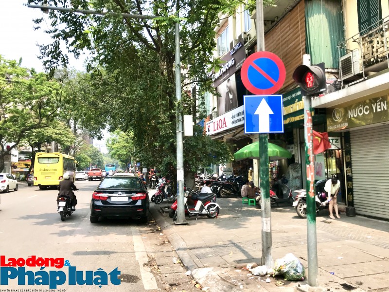 Bị nhắc nhở hai lần, quận Hai Bà Trưng vẫn để tái diễn vi phạm trật tự đô thị Bị nhắc nhở hai lần, quận Hai Bà Trưng vẫn để tái diễn vi phạm trật tự đô thị