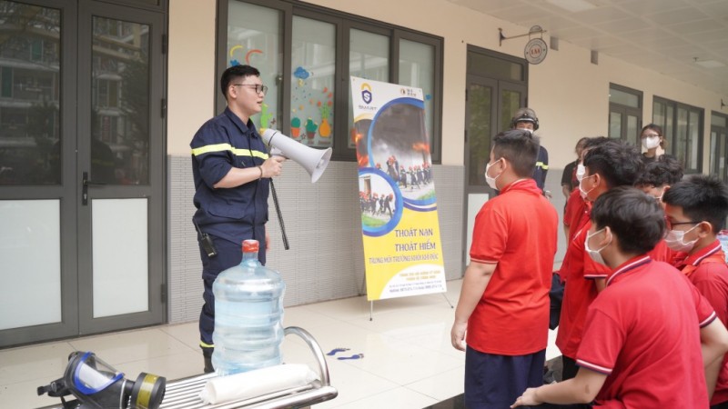 Các bạn nhỏ trường Tiểu học Kim Đồng trải nghiệm thoát nạn trong môi trường có khí độc. (Ảnh: Phạm Mạnh)