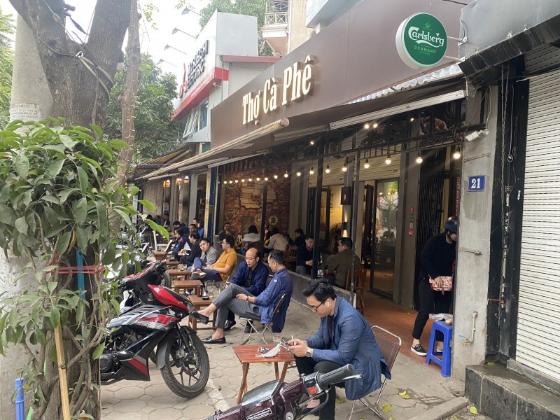 Đến 9h30, khách ngồi kín vỉa hè mà vẫn chưa thấy lực lượng chức năng phường Cống Vị đi nhắc nhở, xử lý vi phạm của các quán café này