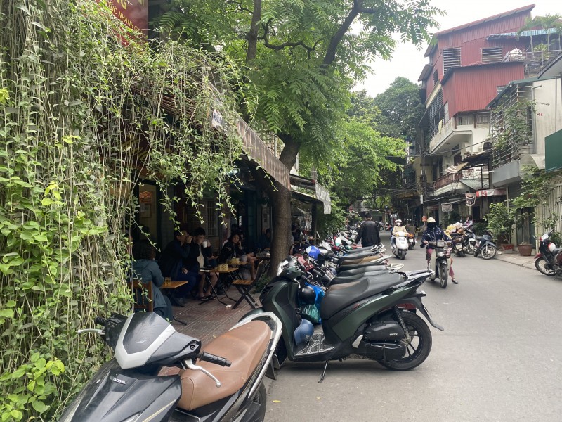 Còn tại khu tập thể A3, phường Thành Công, toàn bộ vỉa hè đã bị quán CAFE LINH chiếm dụng, hàng loạt xe máy của khách cũng được để dưới lòng đường
