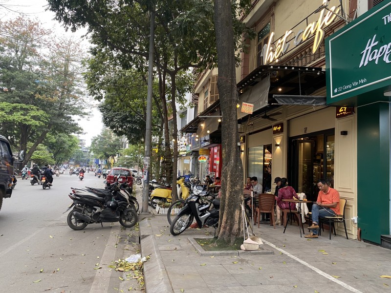 Trên địa bàn phường Kim Mã, tại phố Giang Văn Minh, vi phạm xảy ra cả trên vỉa hè lẫn lòng đường