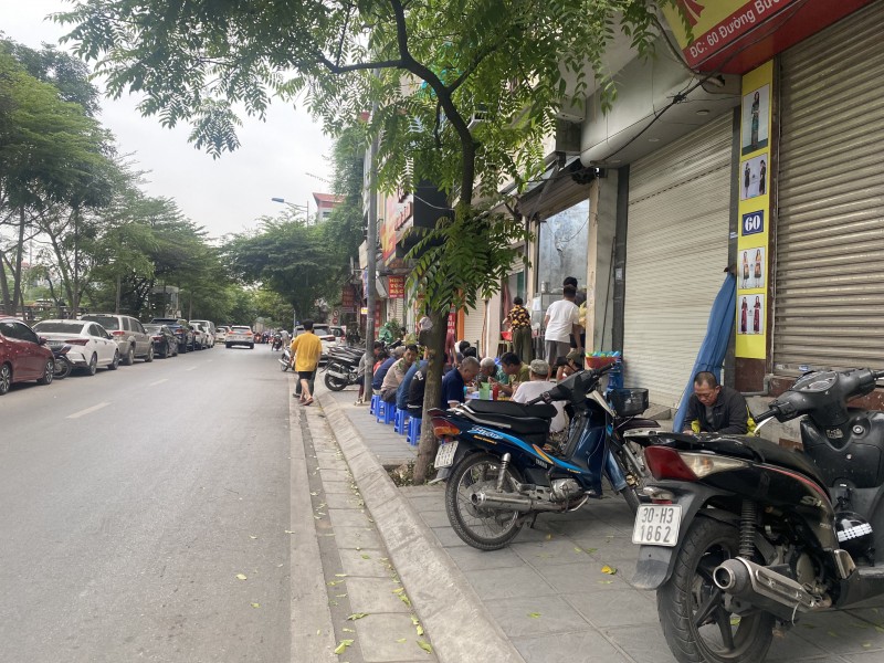 Tại đoạn đường từ số nhà 52 đến số 68 Đường Bưởi (phường Ngọc Khánh, Ba Đình) toàn bộ vỉa hè đã bị các hộ kinh doanh chiếm dụng để kinh doanh