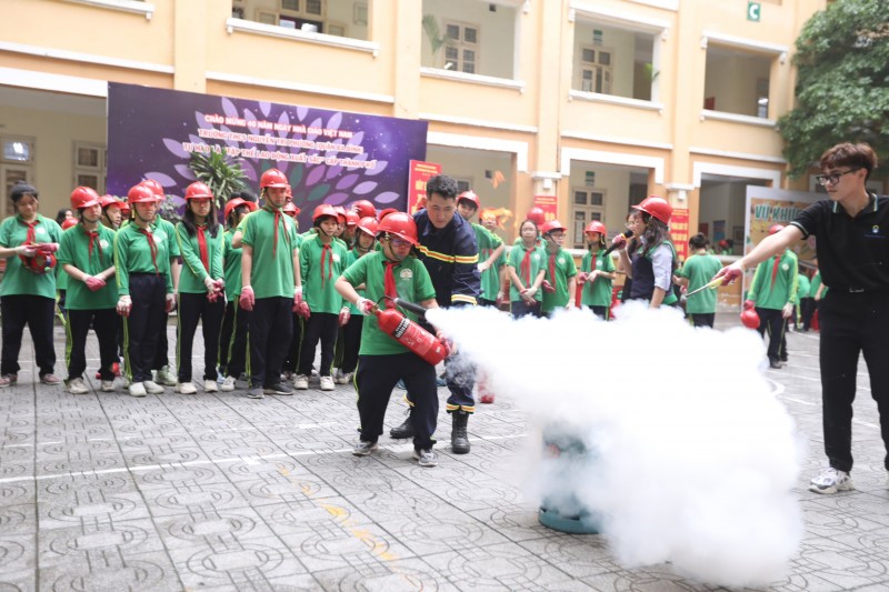 Học sinh Trường THCS Nguyễn Tri Phương trải nghiệm sử dụng bình cứu hỏa dập tắt đám cháy.