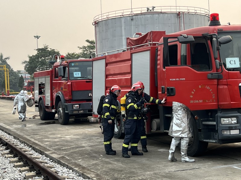 Công an Hà Nội tổ chức diễn tập phòng cháy, chữa cháy kho xăng dầu