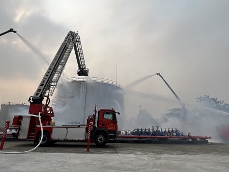Công an Hà Nội tổ chức diễn tập phòng cháy, chữa cháy kho xăng dầu