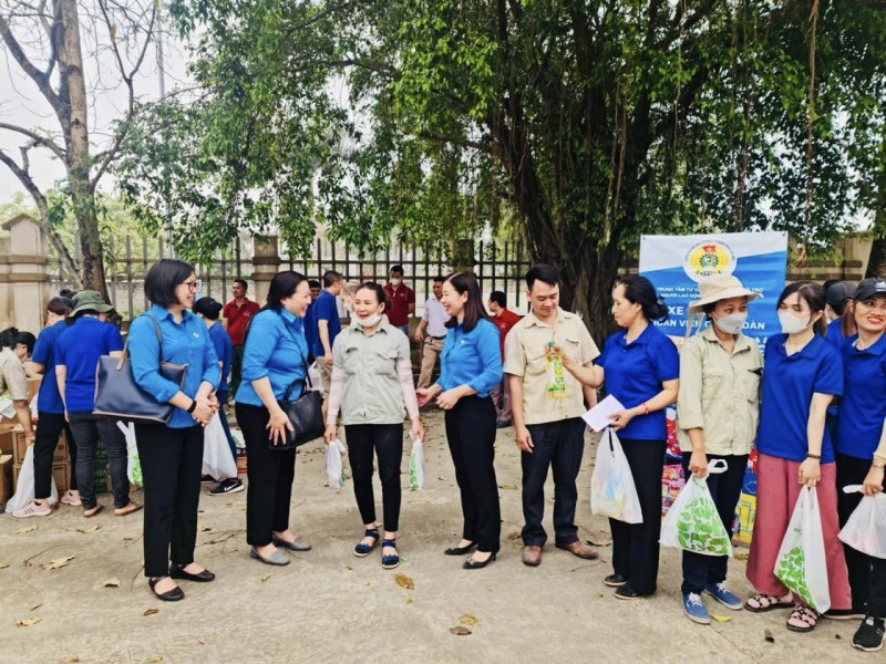 Huyện Ứng Hòa: Chuyến xe siêu thị Công đoàn trao tặng hơn 200 phiếu mua hàng cho công nhân lao động