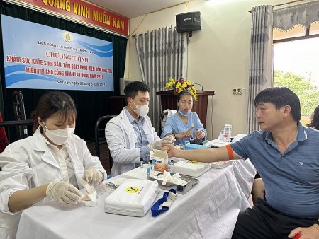 Hơn 100 công nhân lao động thị xã Sơn Tây được khám, tư vấn sức khỏe miễn phí