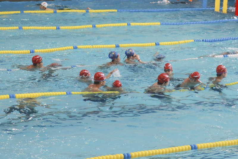 Ủy ban nhân dân (UBND) quận Ba Đình (Hà Nội) giao Trung tâm Văn hoá - Thông tin và Thể thao quận tổ chức mở các lớp dạy bơi miễn phí cho trẻ em có hoàn cảnh khó khăn, trẻ em có hoàn cảnh đặc biệt