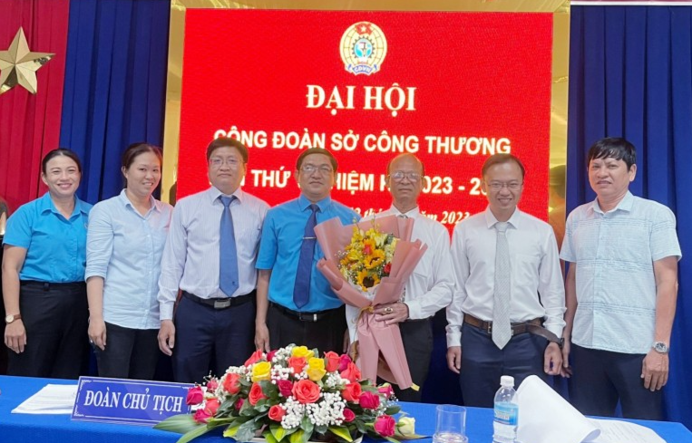 Ông Trần Hồng Minh - Chủ tịch Công đoàn Ngành Công thương tặng hoa cho Ban Chấp hành Công đoàn Sở Công thương. (Ảnh: Hương Thảo)