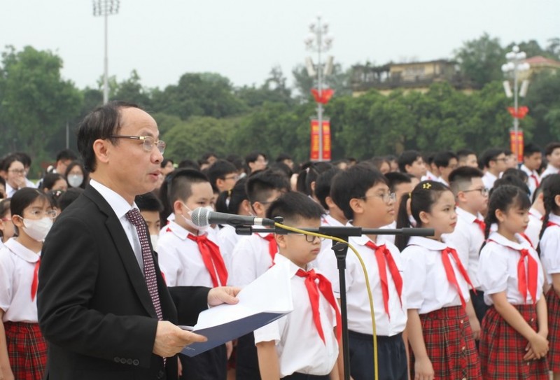 Phó Giám đốc Sở GD&ĐT Hà Nội Nguyễn Quang Tuấn báo cáo những thành tích mà thầy, trò ngành GD-ĐT Thủ đô đạt được trong năm học 2022-2023.