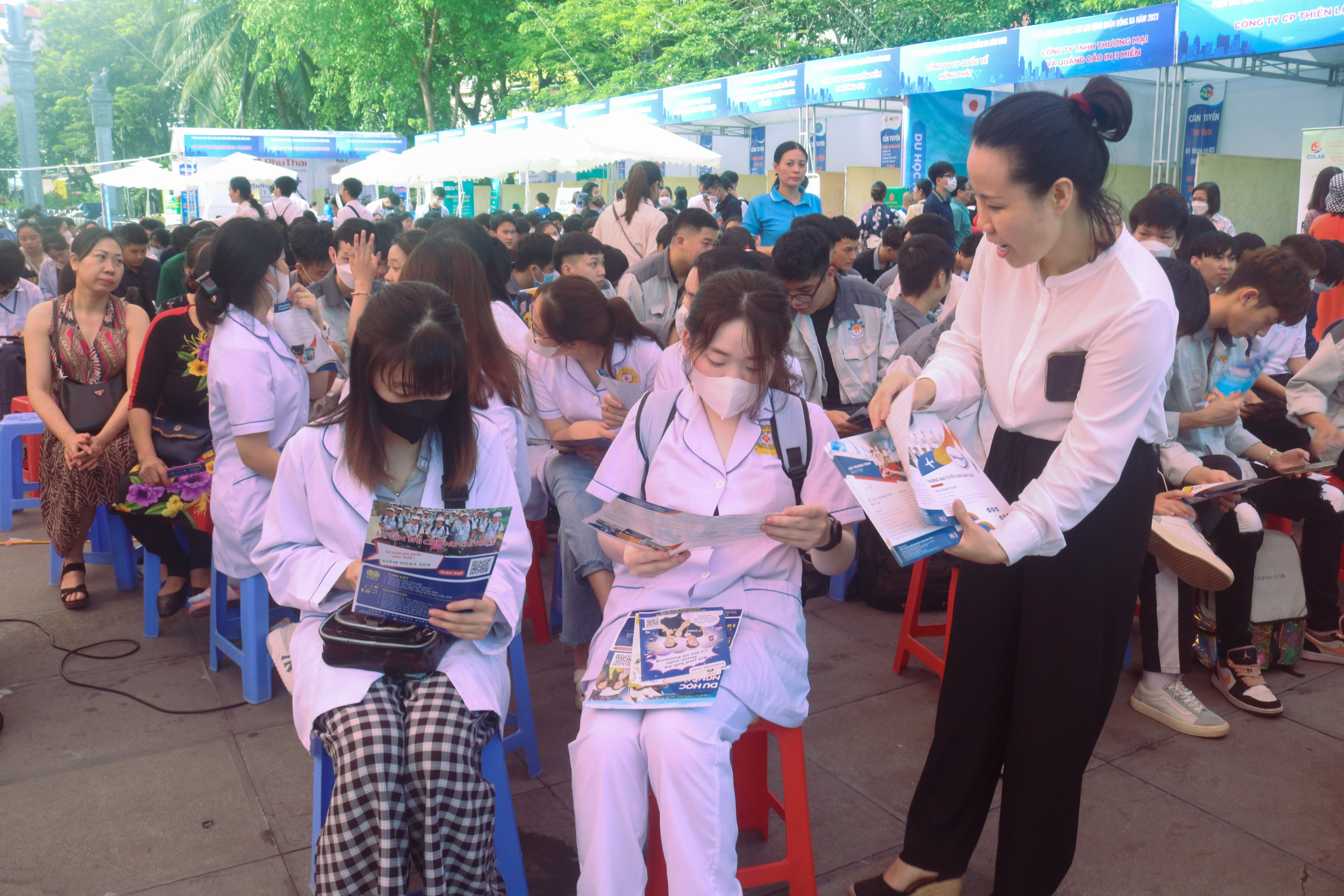 Phiên giao dịch việc làm quận Đống Đa năm 2023: Kết nối hơn 2.600 chỉ tiêu đa dạng ngành nghề Phiên giao dịch việc làm quận Đống Đa năm 2023: Kết nối hơn 2.600 chỉ tiêu đa dạng ngành nghề