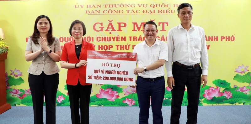 Đoàn đại biểu Quốc hội chuyên trách 63 tỉnh, thành dâng hương và tặng quà tại huyện Mê Linh