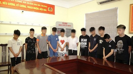 Tạm giữ 20 thanh thiếu niên đua xe, vô cớ chém người ở Hà Nội