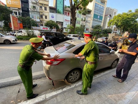 Quận Ba Đình xử phạt nhiều trường hợp vi phạm trật tự giao thông, trật tự đô thị