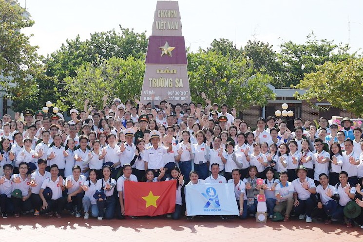 Đoàn đại biểu tuổi trẻ Việt Nam ra thăm quần đảo Trường Sa.