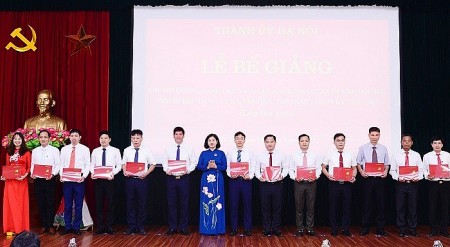 Hà Nội: Bế giảng lớp bồi dưỡng cho Phó Bí thư Đảng ủy cấp xã