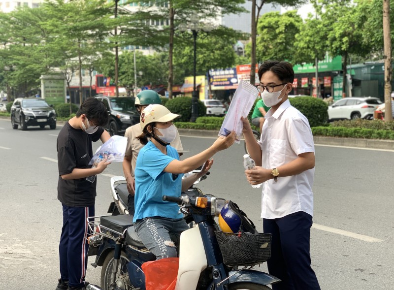 Sáng nay, thí sinh thi vào lớp 10 tại Hà Nội làm bài thi môn Ngữ văn