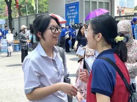 Kết thúc kỳ thi tuyển sinh vào lớp 10 THPT: Nhiều sĩ tử phấn khởi vì đề thi vừa sức