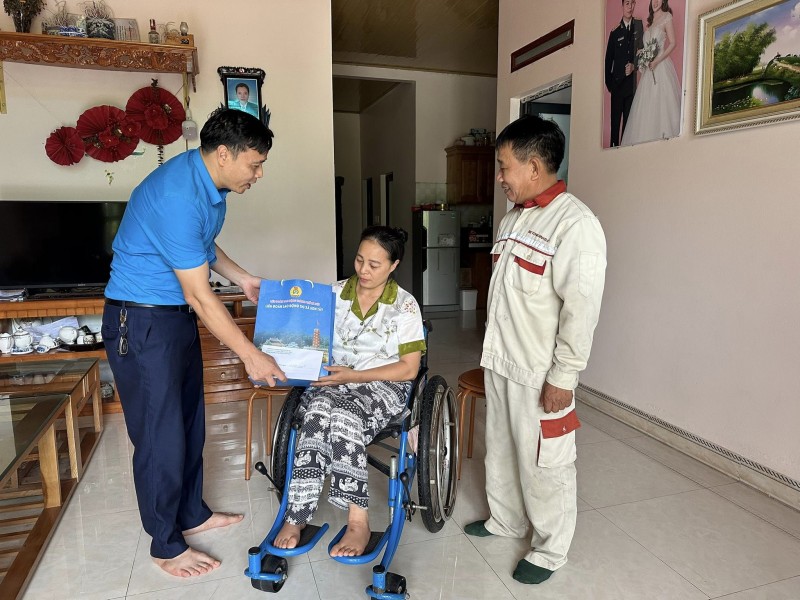 LĐLĐ thị xã Sơn Tây trao quà hỗ trợ gia đình đoàn viên bị tại nạn lao động