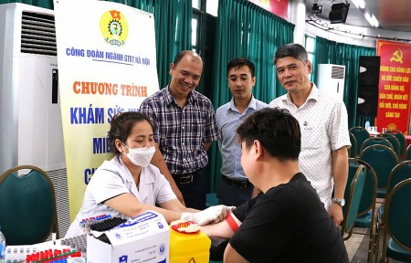 Tổ chức khám sức khỏe miễn phí cho gần 200 công nhân lao động thuộc ngành GTVT Hà Nội