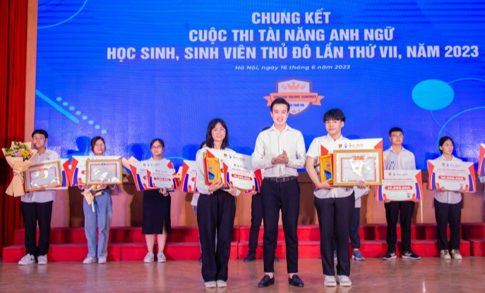 Phó Bí thư Thành đoàn Hà Nội, Chủ tịch Hội đồng Đội thành phố Hà Nội Đào Đức Việt trao giải Nhất phần thi cá nhân.