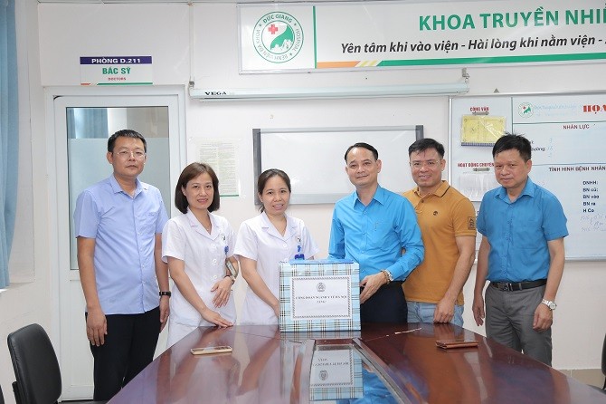 Công đoàn ngành Y tế Hà Nội thăm các đơn vị y tế nhân Tháng Công nhân