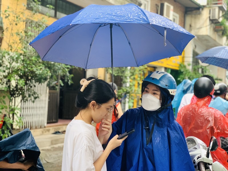 Hà Nội: “Căng mình” dưới mưa hỗ trợ sĩ tử dự thi tốt nghiệp THPT năm 2023