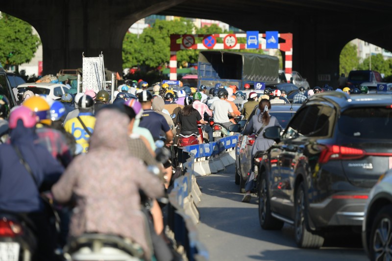 Ngày đầu phân làn nút giao Nguyễn Xiển - Nguyễn Trãi: Giao thông ùn tắc cục bộ