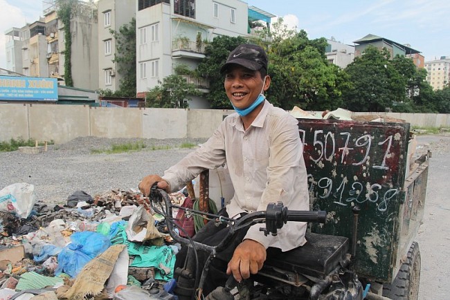 Nụ cười vẫn thường trực trên môi khi đang trong một ngày làm việc của mình của anh công nhân chở rác thải xây dựng.