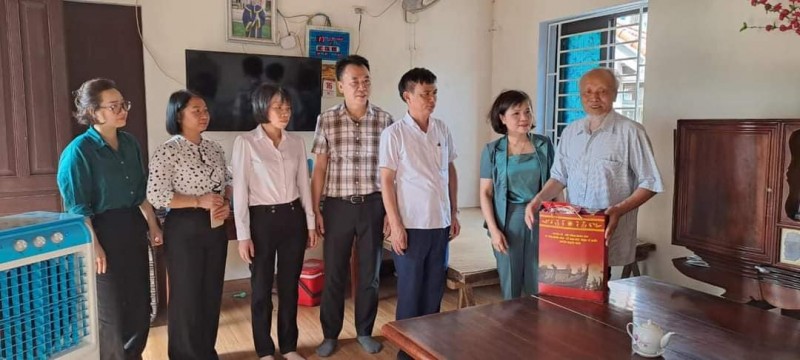 LĐLĐ huyện Thạch Thất thăm, tặng quà các gia đình chính sách nhân ngày Thương binh - Liệt sĩ