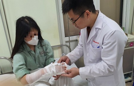 Cấp cứu kịp thời cho nữ bệnh nhân bị đứt gân tay do máy xay đa năng