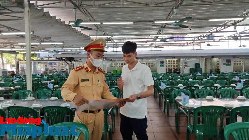 CSGT Hà Nội dán áp phích tuyên truyền 