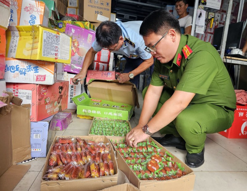Hà Nội: Tạm giữ hơn 4.000 bánh Trung thu, chân gà có dấu hiệu nhập lậu