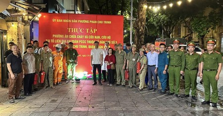 Quận Hoàn Kiếm đồng loạt tổ chức thực tập phương án chữa cháy và cứu nạn cứu hộ tại các Tổ liên gia