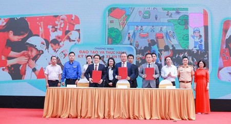 Trao tặng 2 triệu mũ bảo hiểm cho học sinh lớp 1