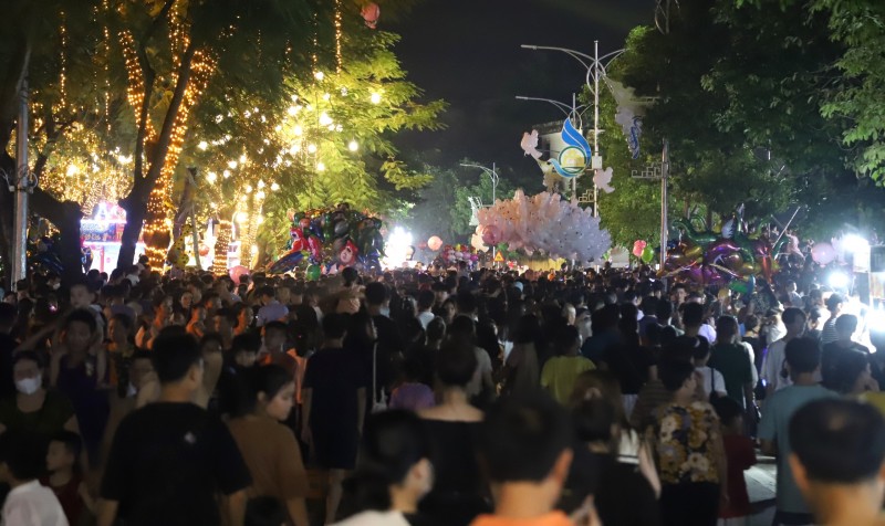 Hàng ngàn người không ngủ vui Tết Trung thu bên Thành cổ Sơn Tây