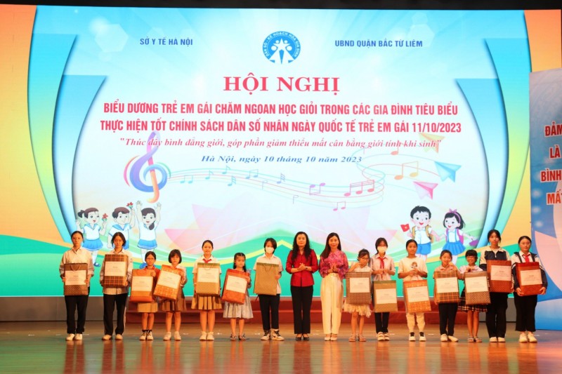 Gặp mặt, biểu dương 100 trẻ em gái chăm ngoan, học giỏi quận Bắc Từ Liêm