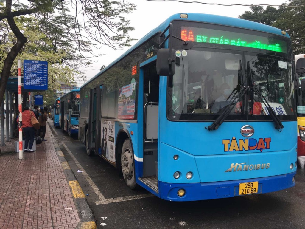 Hà Nội dừng 5 tuyến xe buýt từ 1/4, hành khách đi lại thế nào?