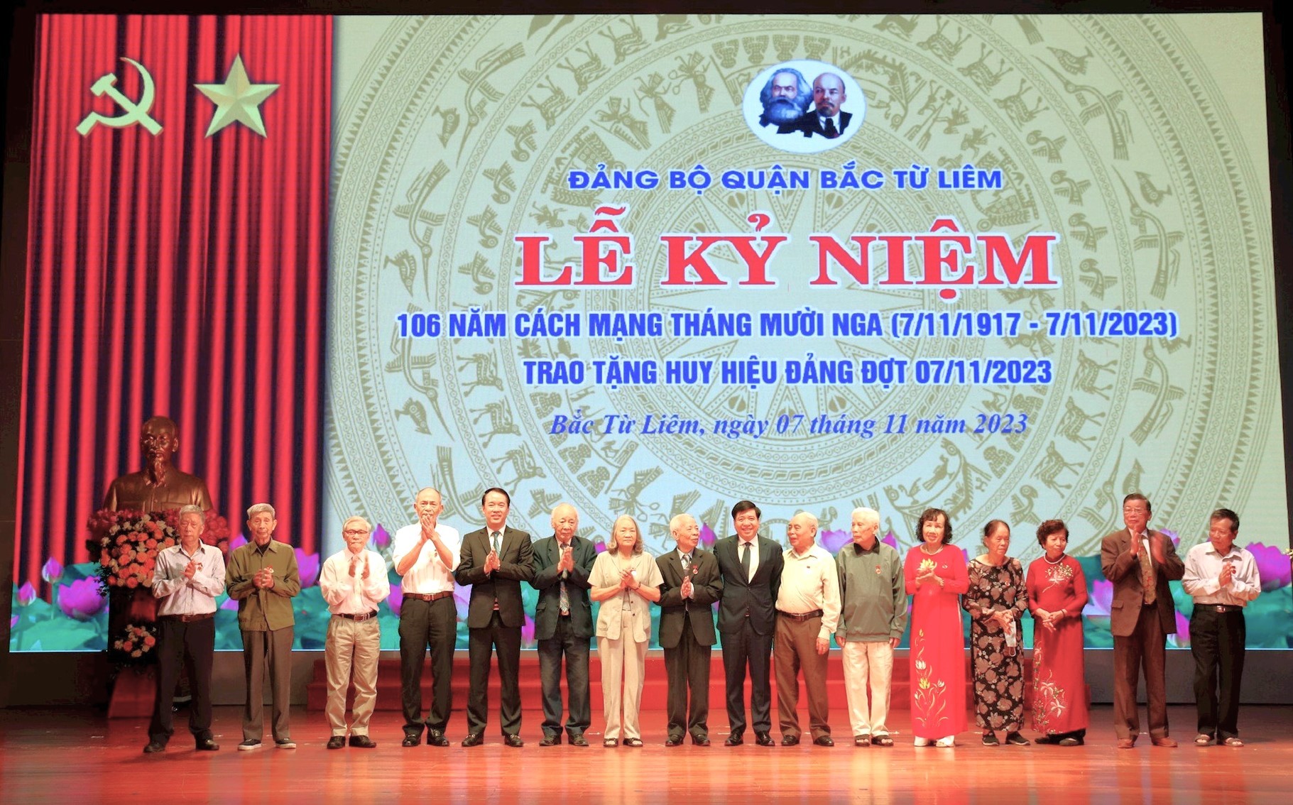 Quận Bắc Từ Liêm trao tặng Huy hiệu Đảng cho 159 đảng viên