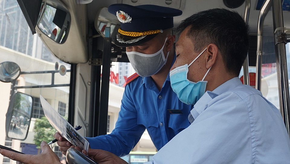 Nhiều xe khách các tỉnh thành vi phạm an toàn giao thông tại Hà Nội